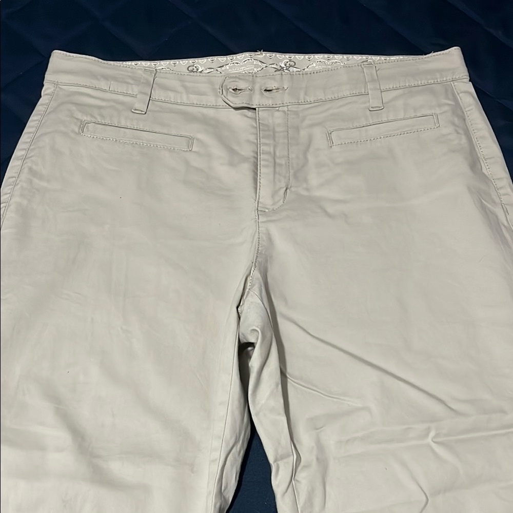 Bandolino Cream Capris Classic Style